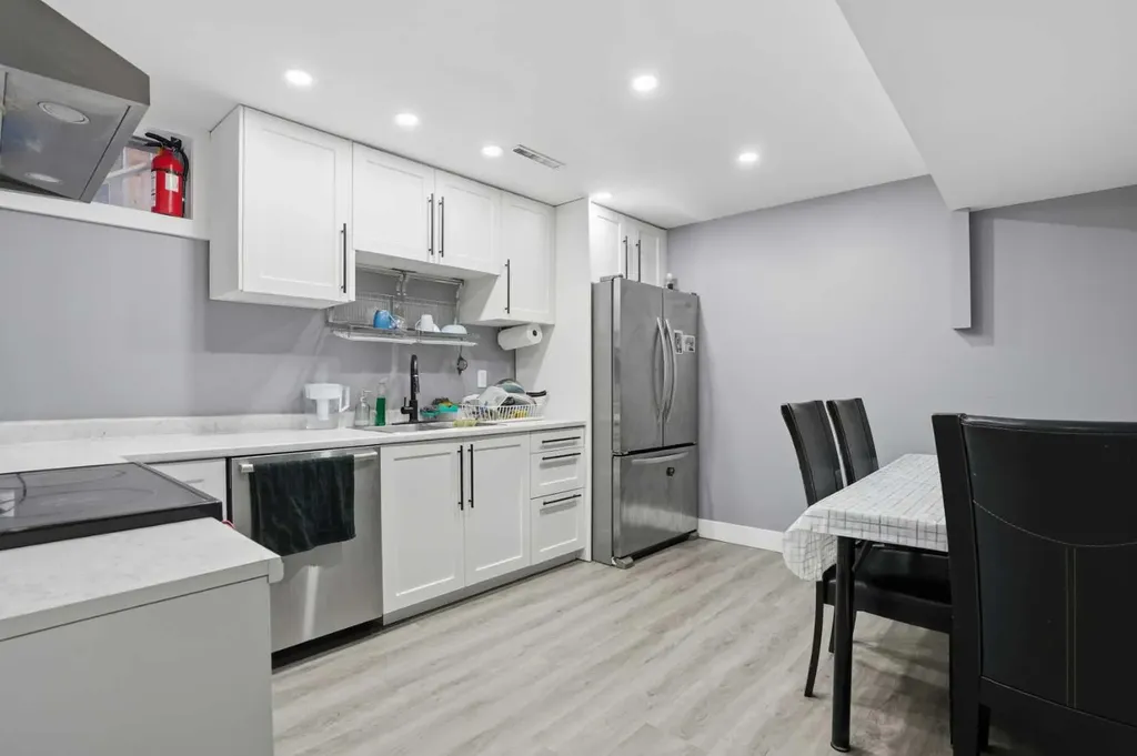 2004 18 Street NW Calgary AB T2M 3T1