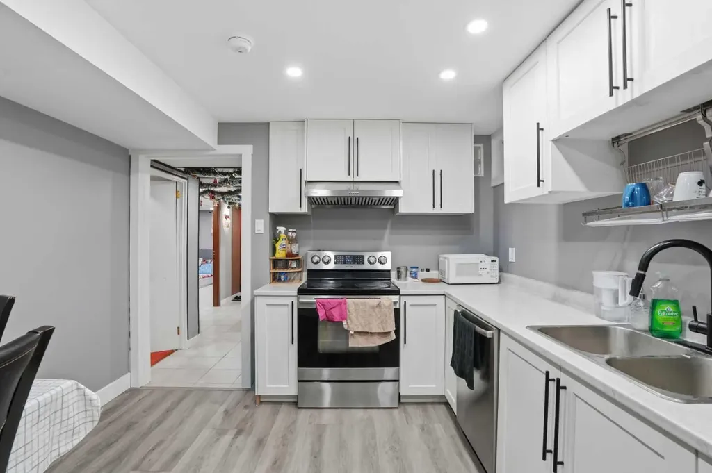 2004 18 Street NW Calgary AB T2M 3T1