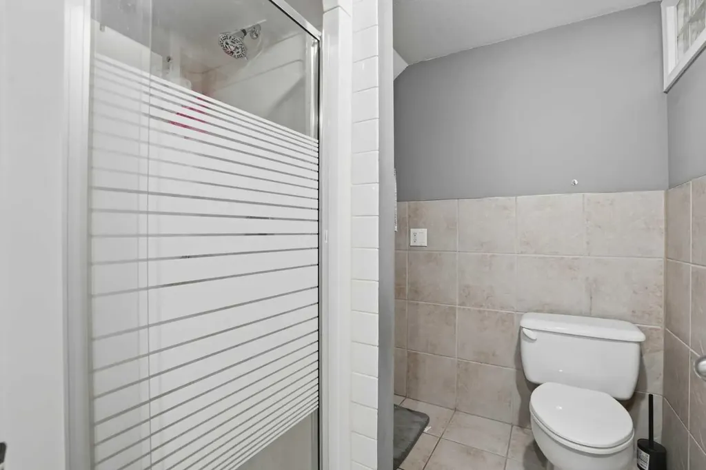 2004 18 Street NW Calgary AB T2M 3T1