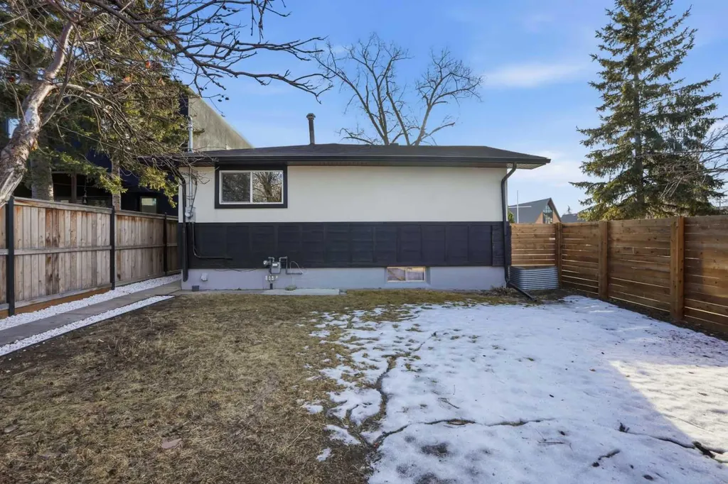 2004 18 Street NW Calgary AB T2M 3T1
