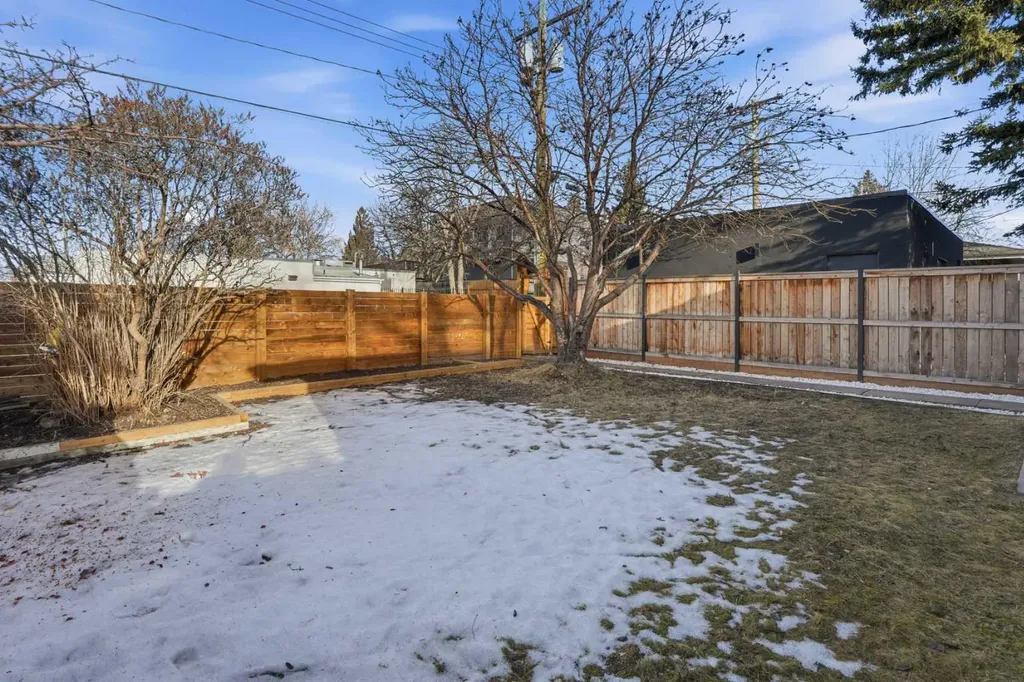 2004 18 Street NW Calgary AB T2M 3T1