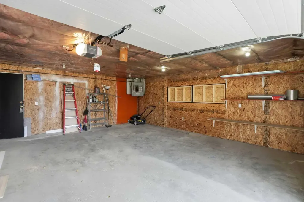 2004 18 Street NW Calgary AB T2M 3T1