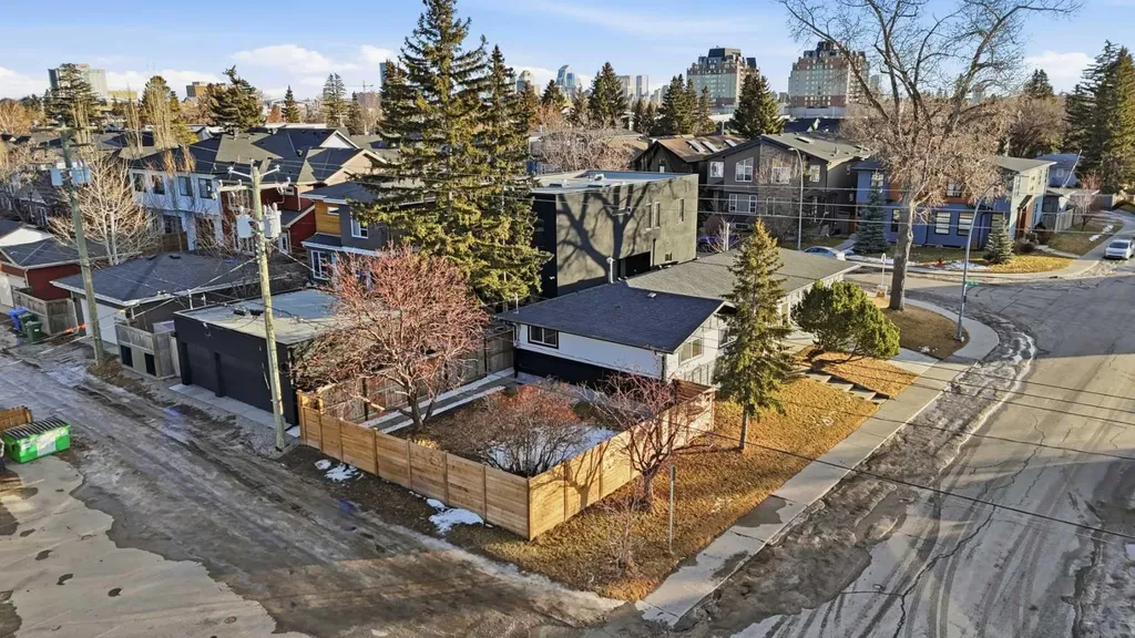 2004 18 Street NW Calgary AB T2M 3T1
