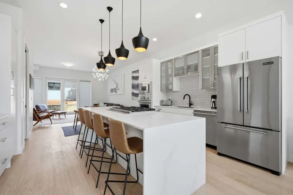 2124 32 Avenue SW Calgary AB T2T 1W8