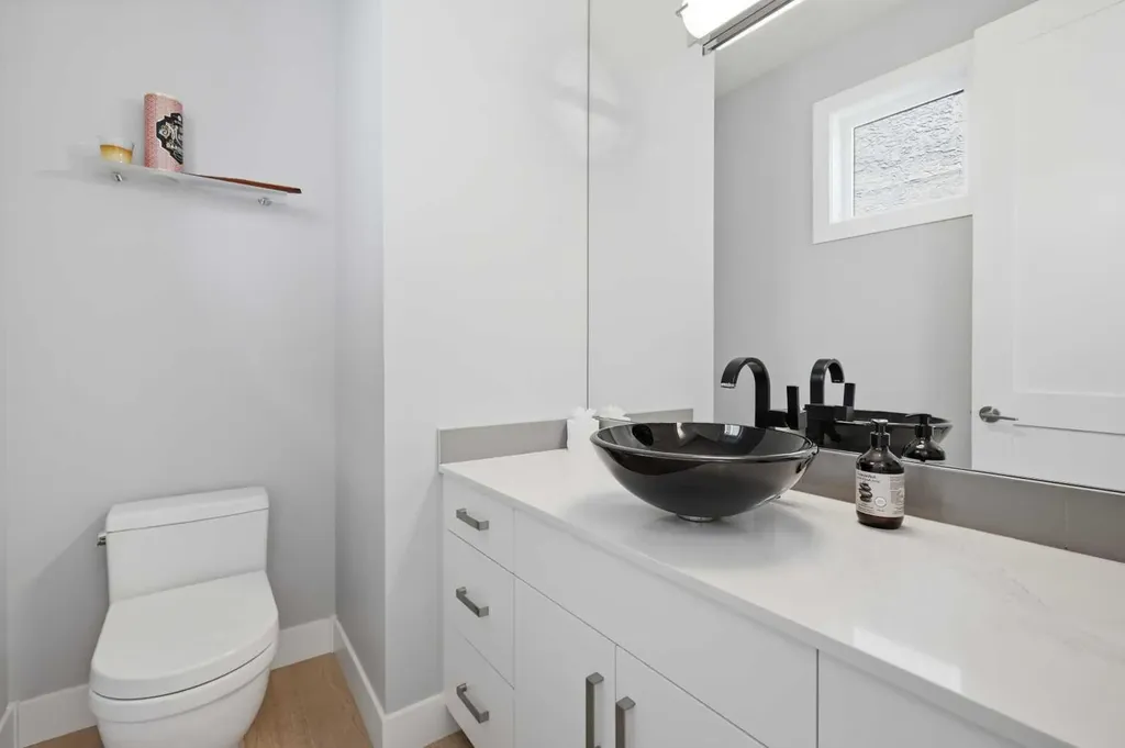 2124 32 Avenue SW Calgary AB T2T 1W8