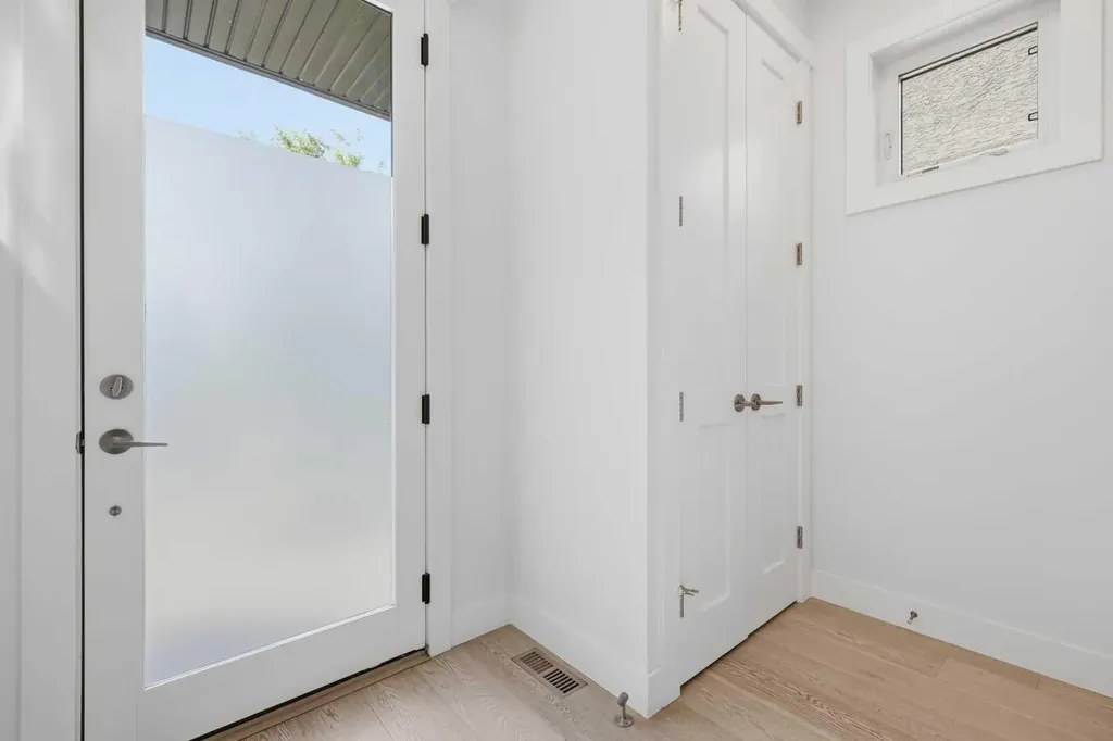 2124 32 Avenue SW Calgary AB T2T 1W8