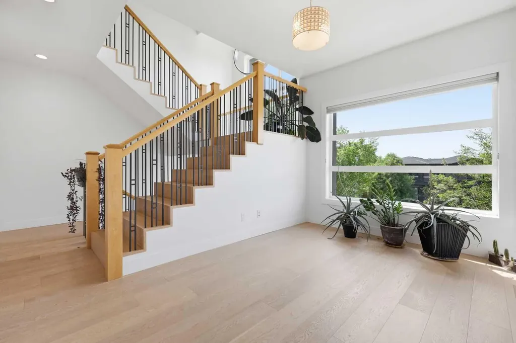 2124 32 Avenue SW Calgary AB T2T 1W8