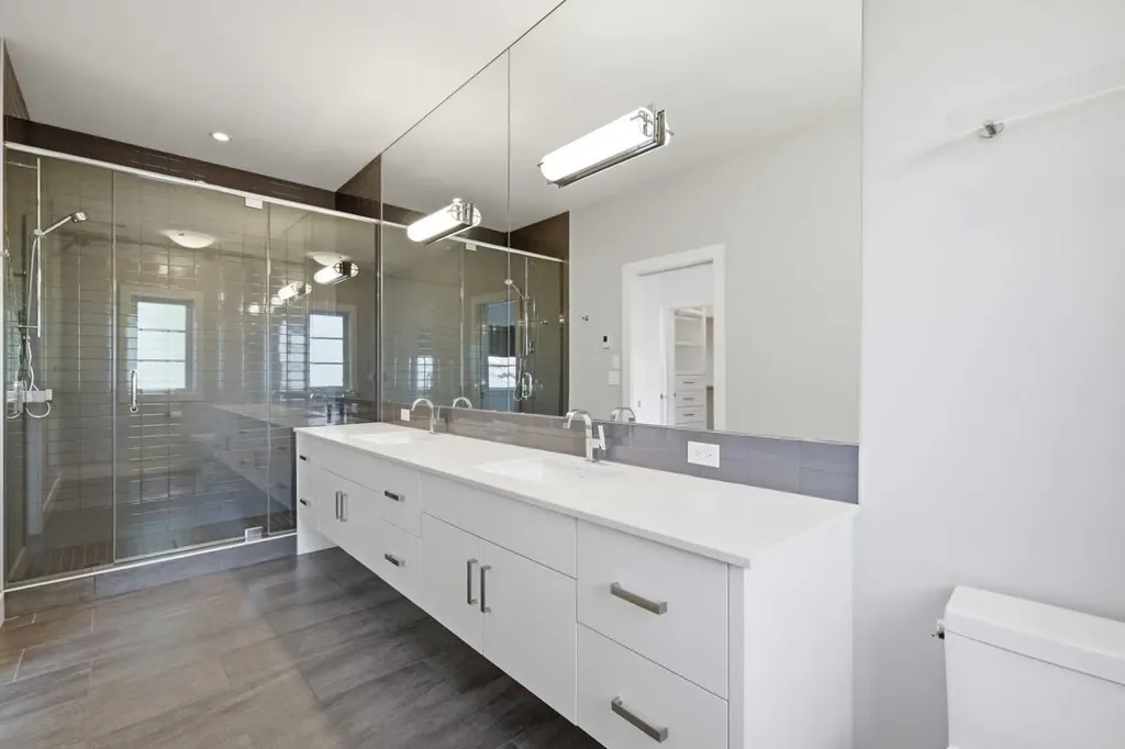 2124 32 Avenue SW Calgary AB T2T 1W8