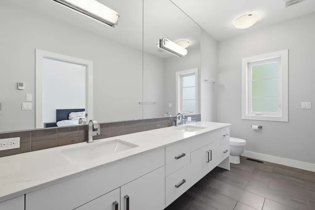 2124 32 Avenue SW Calgary AB T2T 1W8