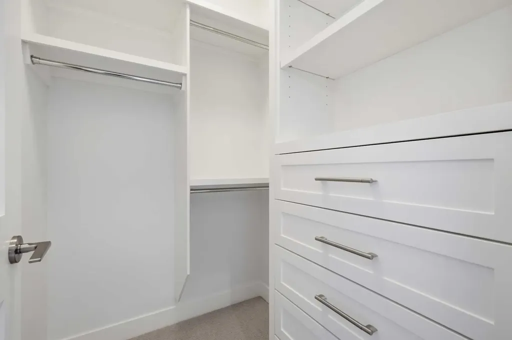2124 32 Avenue SW Calgary AB T2T 1W8