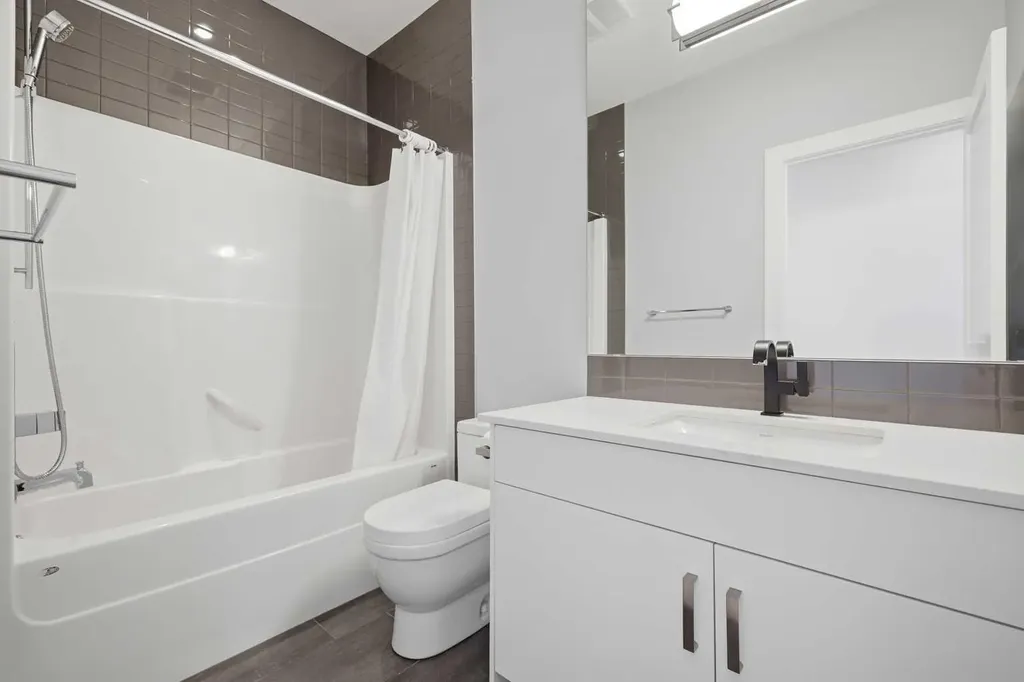 2124 32 Avenue SW Calgary AB T2T 1W8