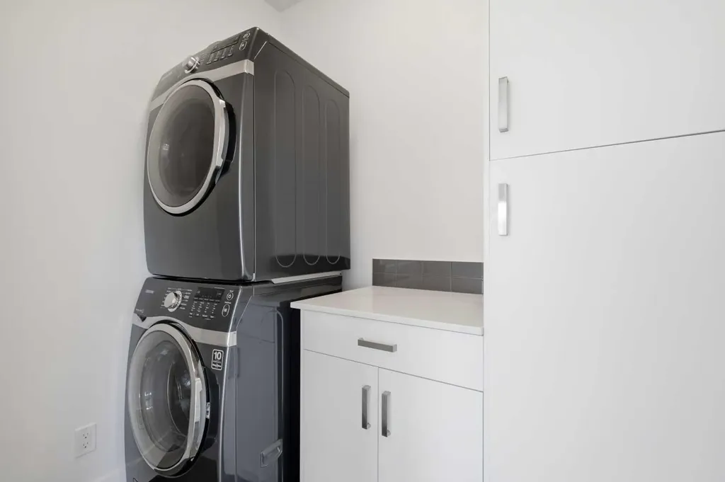 2124 32 Avenue SW Calgary AB T2T 1W8