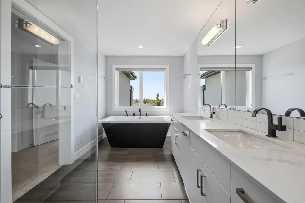 2124 32 Avenue SW Calgary AB T2T 1W8