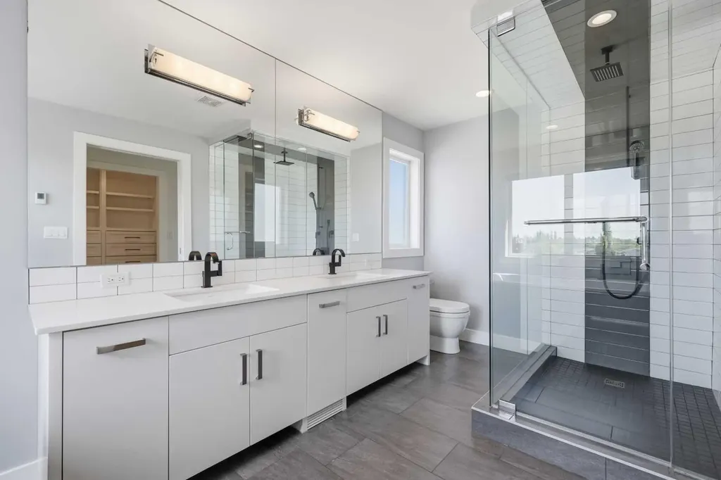 2124 32 Avenue SW Calgary AB T2T 1W8