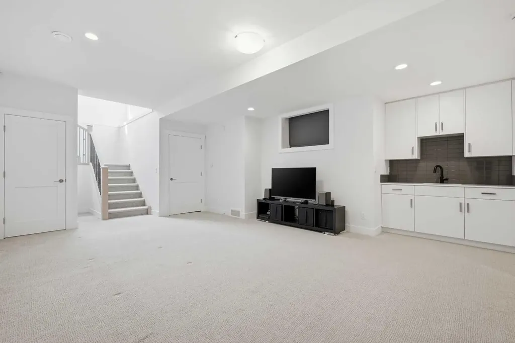 2124 32 Avenue SW Calgary AB T2T 1W8