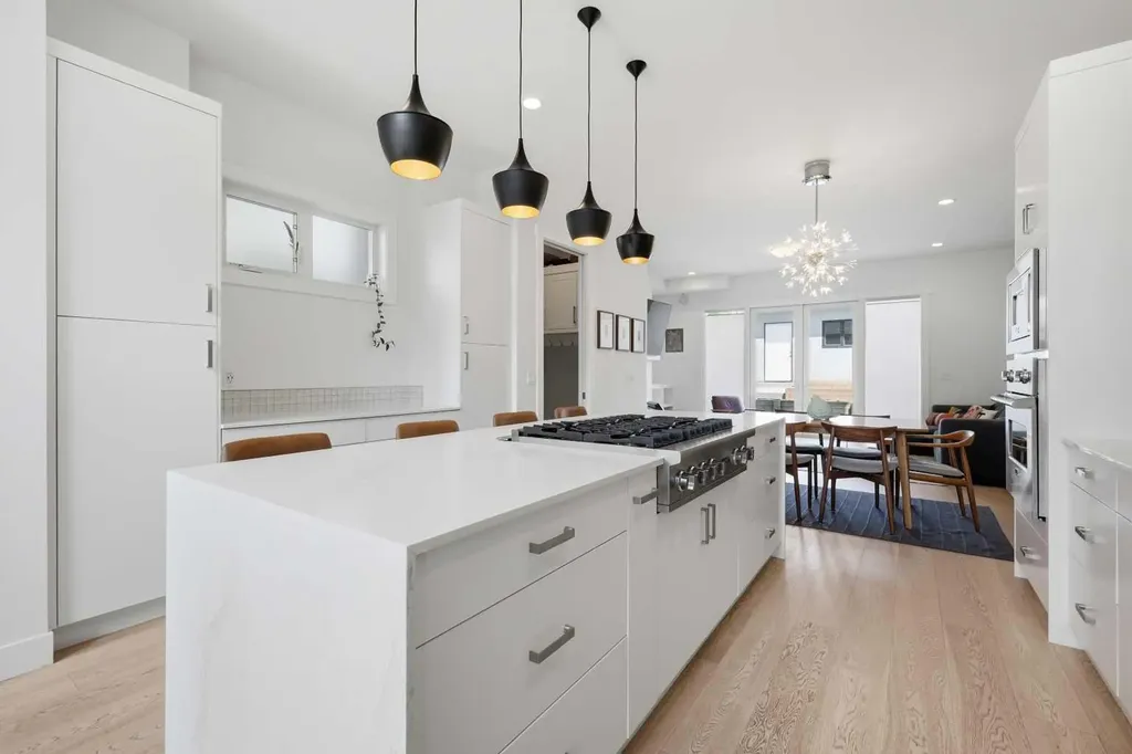 2124 32 Avenue SW Calgary AB T2T 1W8