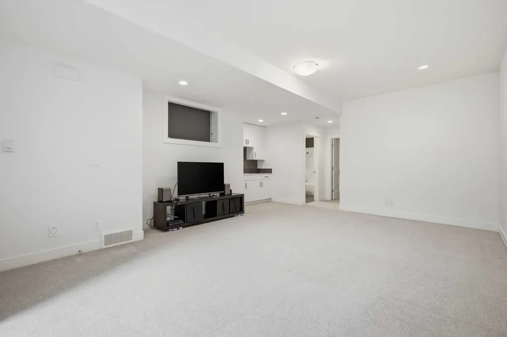 2124 32 Avenue SW Calgary AB T2T 1W8