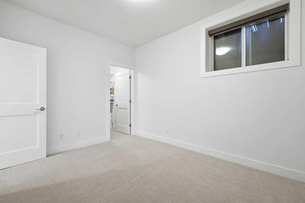 2124 32 Avenue SW Calgary AB T2T 1W8