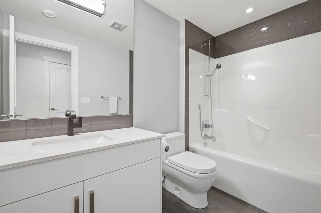 2124 32 Avenue SW Calgary AB T2T 1W8