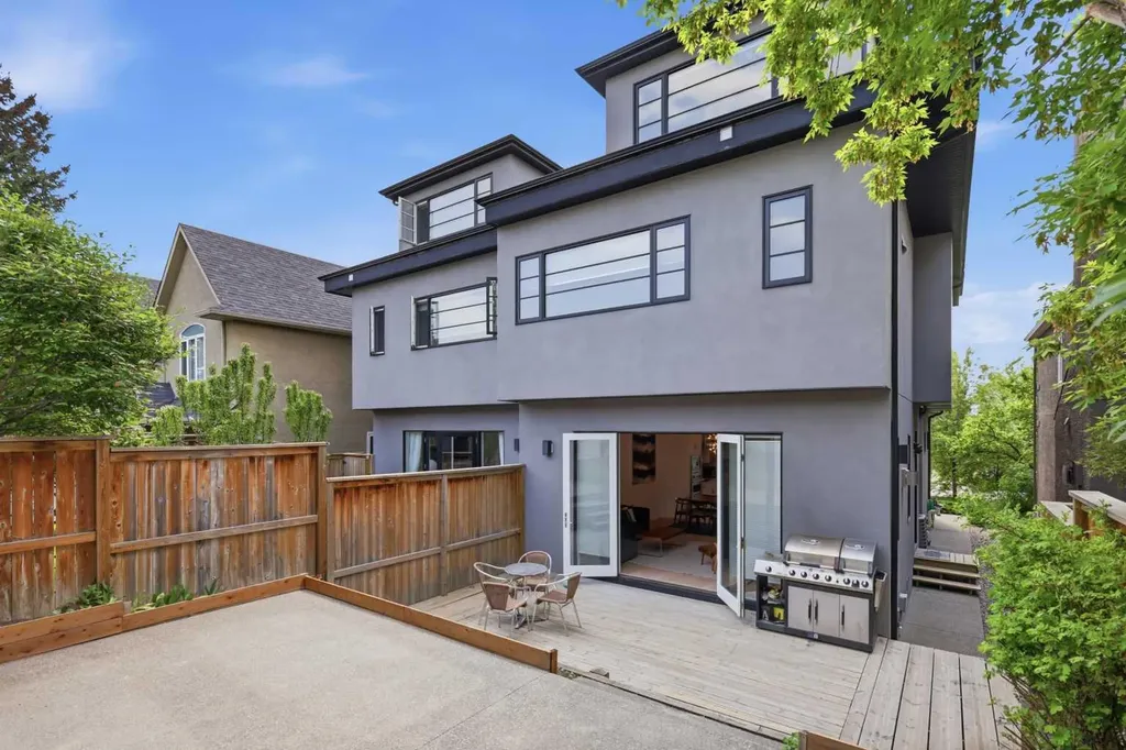 2124 32 Avenue SW Calgary AB T2T 1W8