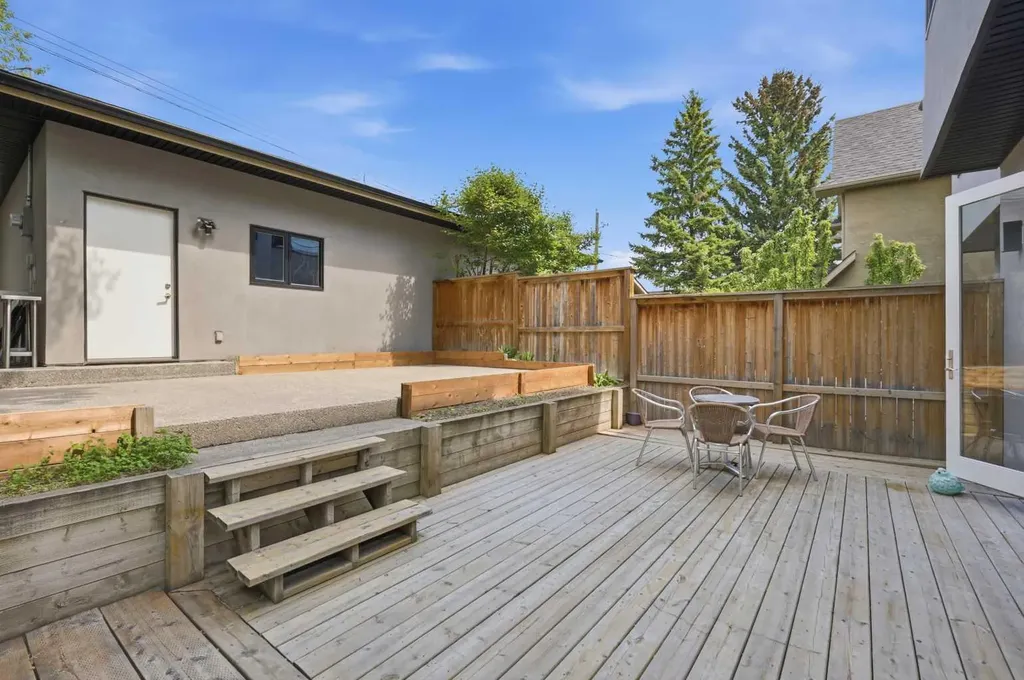 2124 32 Avenue SW Calgary AB T2T 1W8