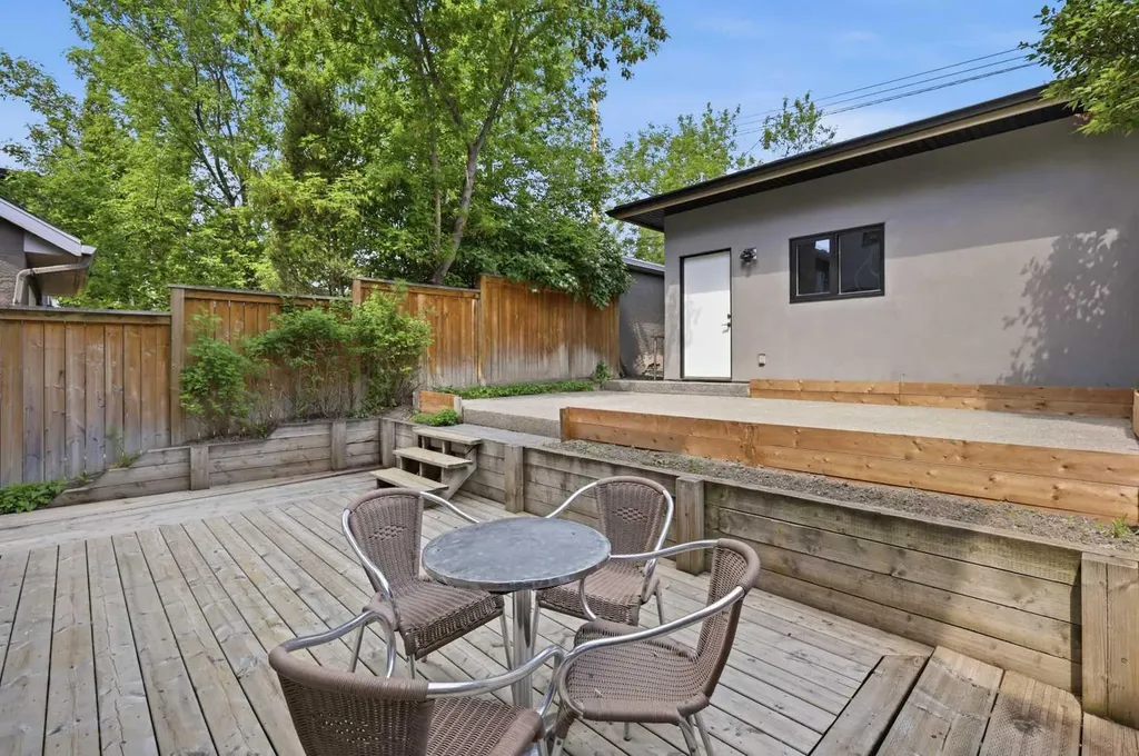 2124 32 Avenue SW Calgary AB T2T 1W8