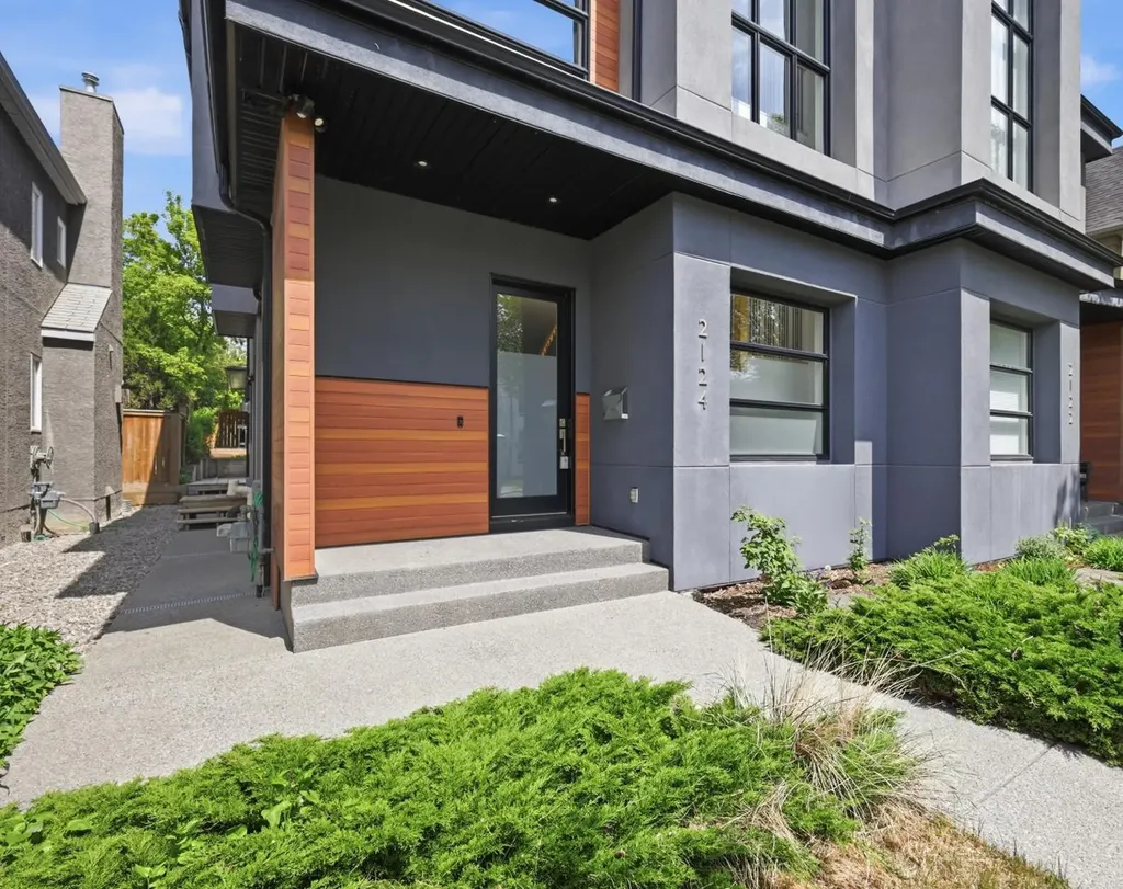 2124 32 Avenue SW Calgary AB T2T 1W8