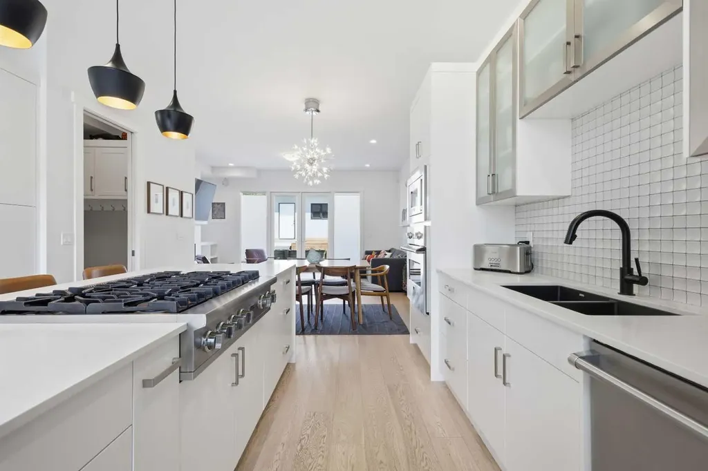 2124 32 Avenue SW Calgary AB T2T 1W8