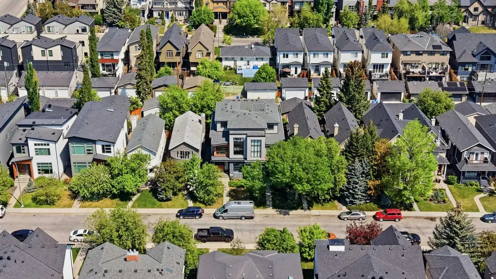 2124 32 Avenue SW Calgary AB T2T 1W8