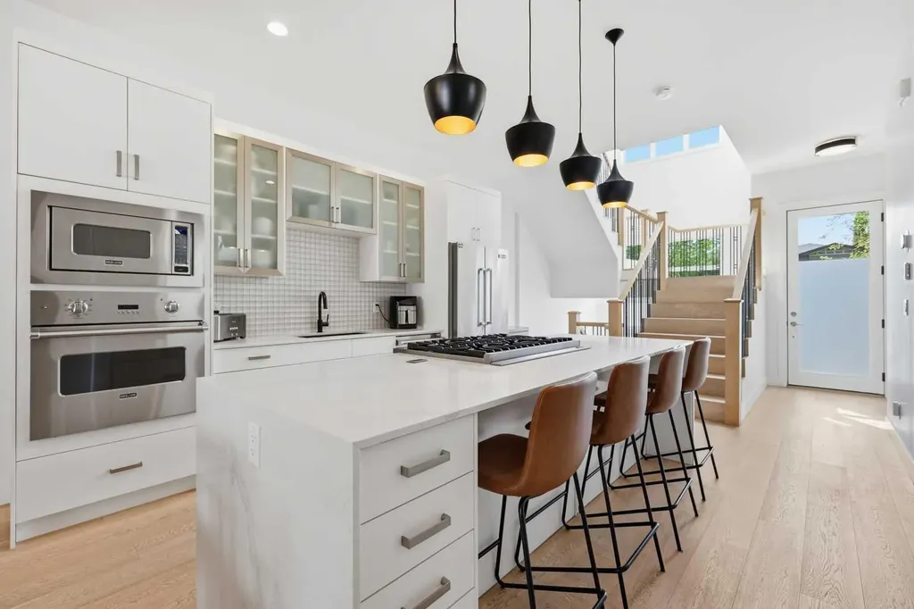 2124 32 Avenue SW Calgary AB T2T 1W8