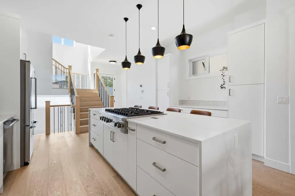 2124 32 Avenue SW Calgary AB T2T 1W8