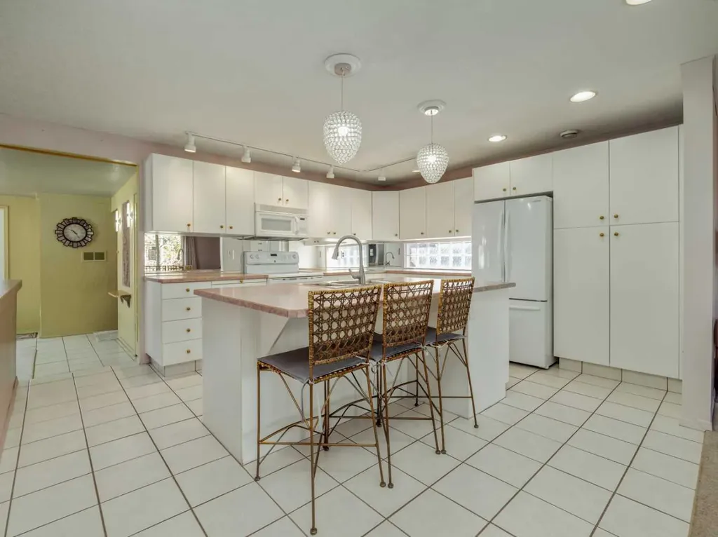 613 30 Street S Lethbridge AB T1J 3V2