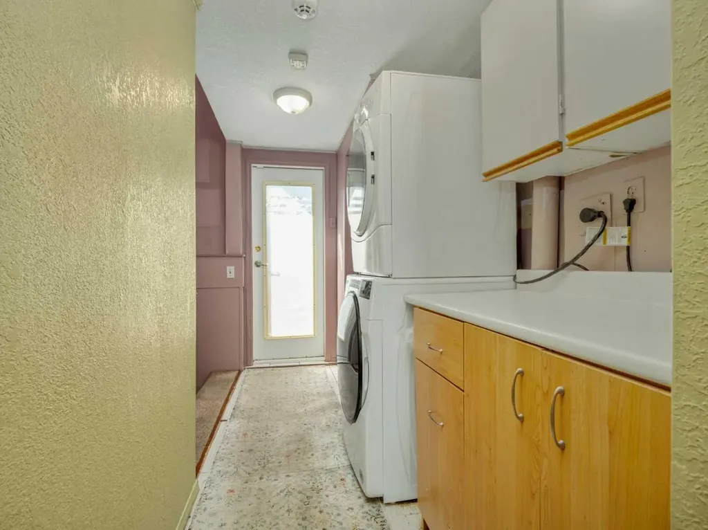 613 30 Street S Lethbridge AB T1J 3V2