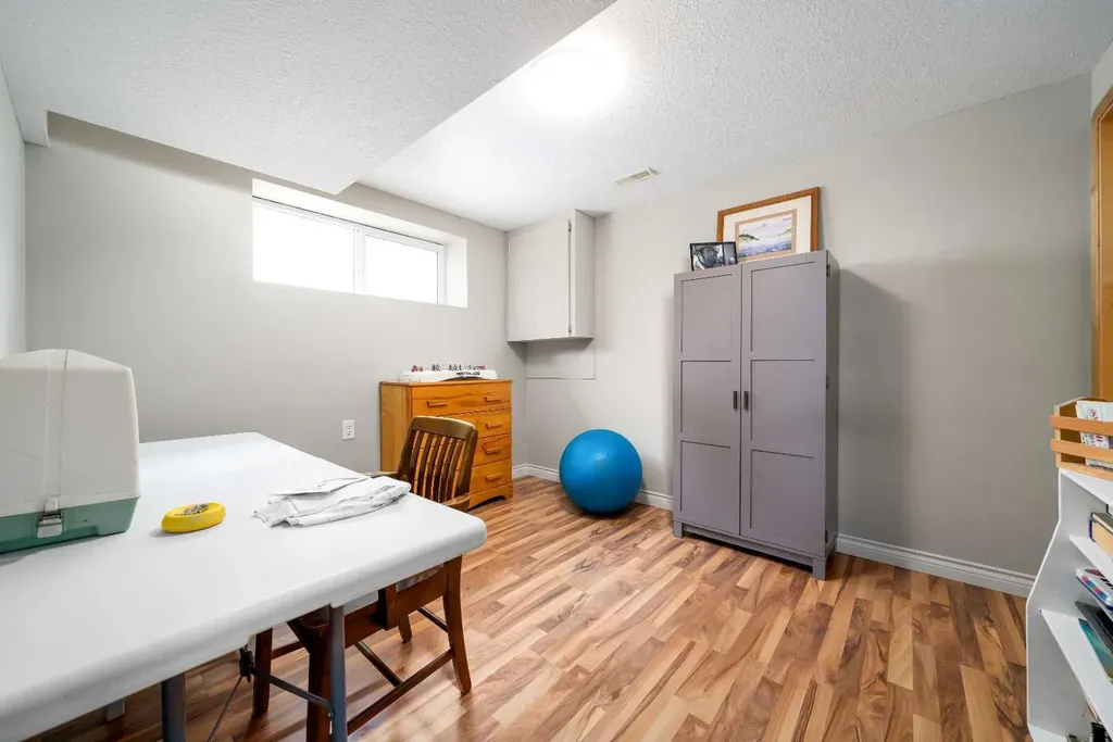 91 Hunt Crescent NE Medicine Hat AB T1C1Y4