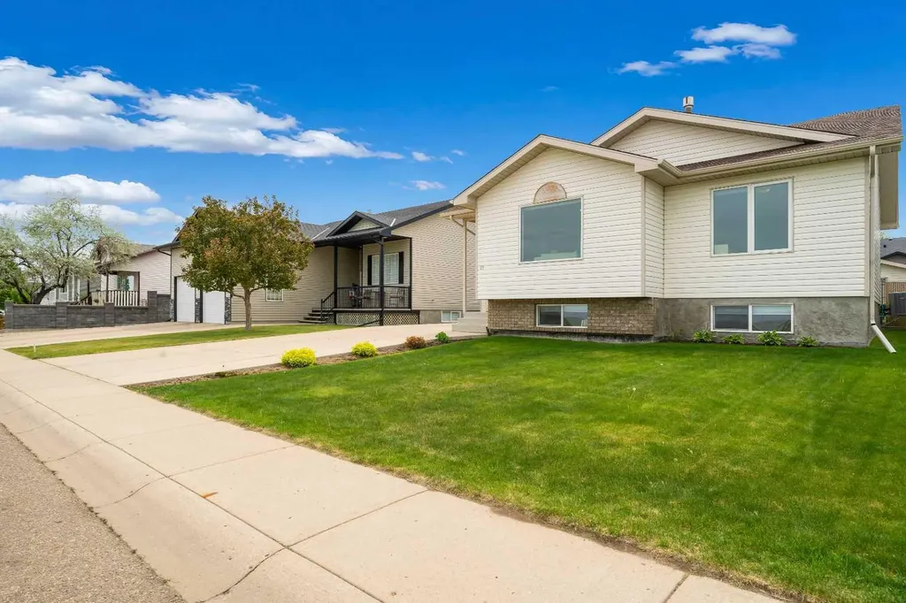 91 Hunt Crescent NE Medicine Hat AB T1C1Y4