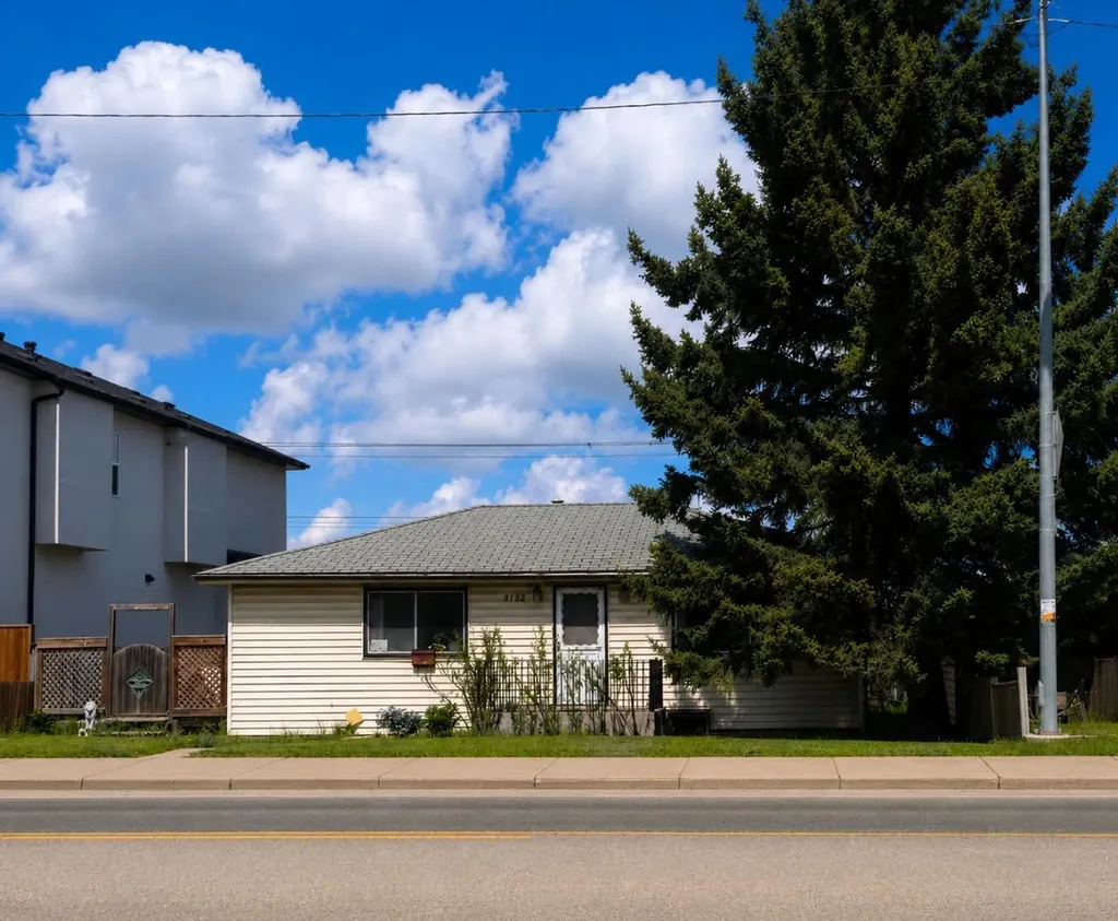 8132 Bowness Road NW Calgary AB t3b0h6