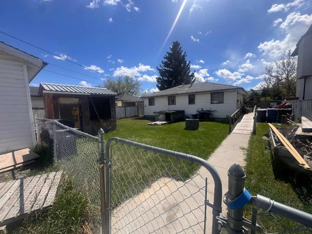 8132 Bowness Road NW Calgary AB t3b0h6