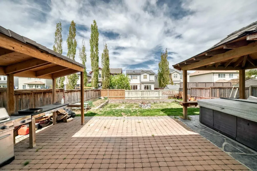 32 Copperleaf Way SE Calgary AB T2Z 0H8