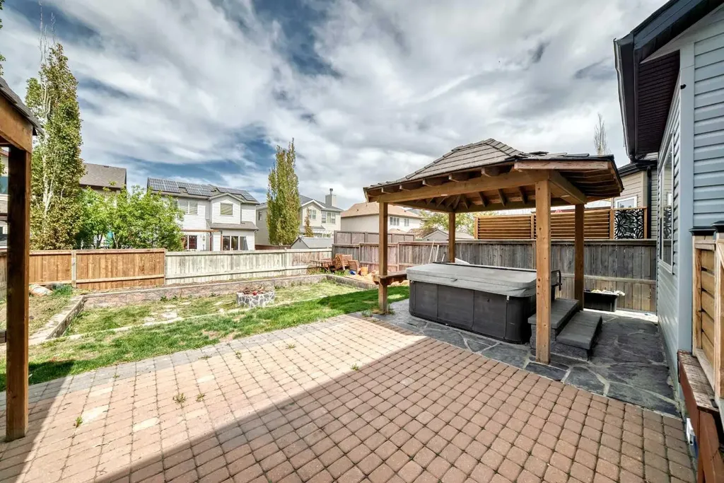 32 Copperleaf Way SE Calgary AB T2Z 0H8