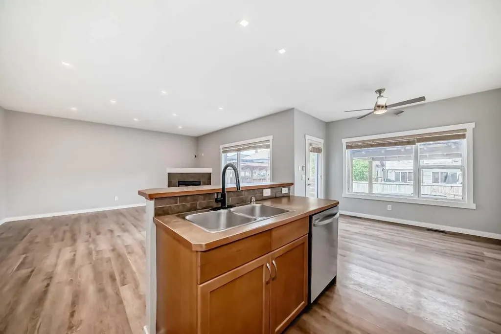 32 Copperleaf Way SE Calgary AB T2Z 0H8