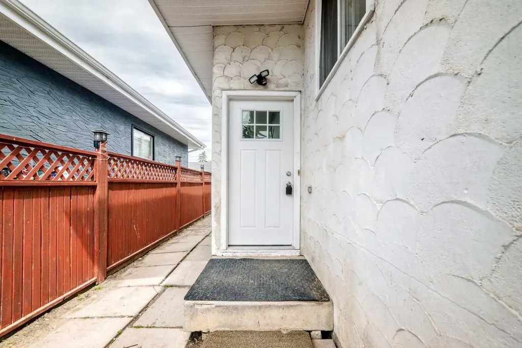 2918 Doverville Crescent SE Calgary AB T2B 1T9