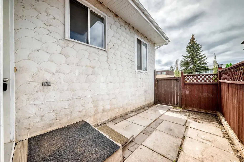 2918 Doverville Crescent SE Calgary AB T2B 1T9