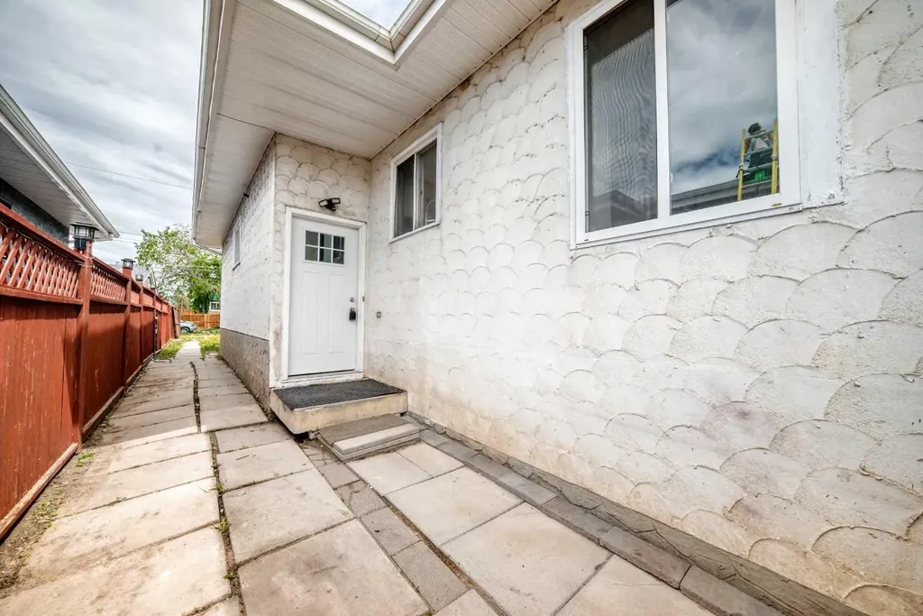 2918 Doverville Crescent SE Calgary AB T2B 1T9