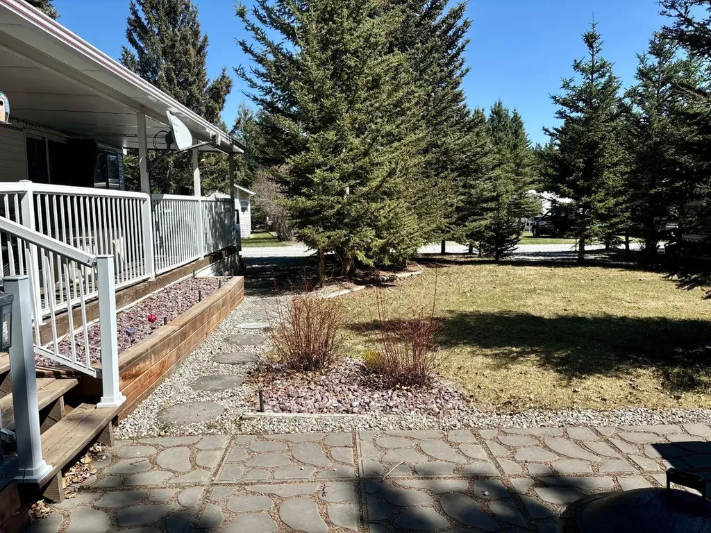 10&11 5230 Highway 27 Sundre AB T0M1X0