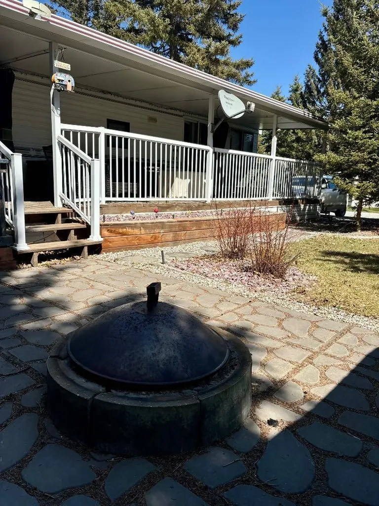 10&11 5230 Highway 27 Sundre AB T0M1X0