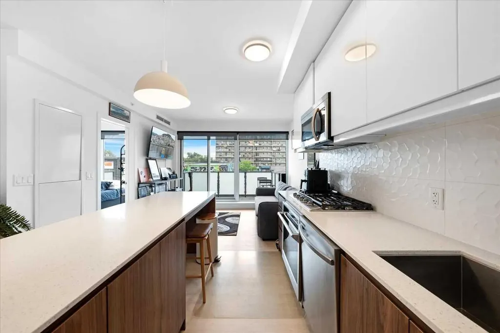 327 9a Street NW Calgary AB T2N1T7