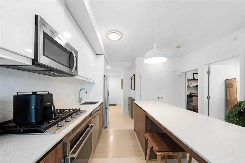 327 9a Street NW Calgary AB T2N1T7