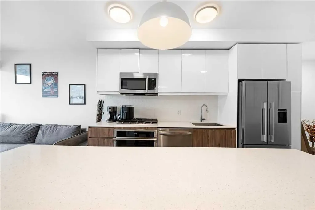 327 9a Street NW Calgary AB T2N1T7