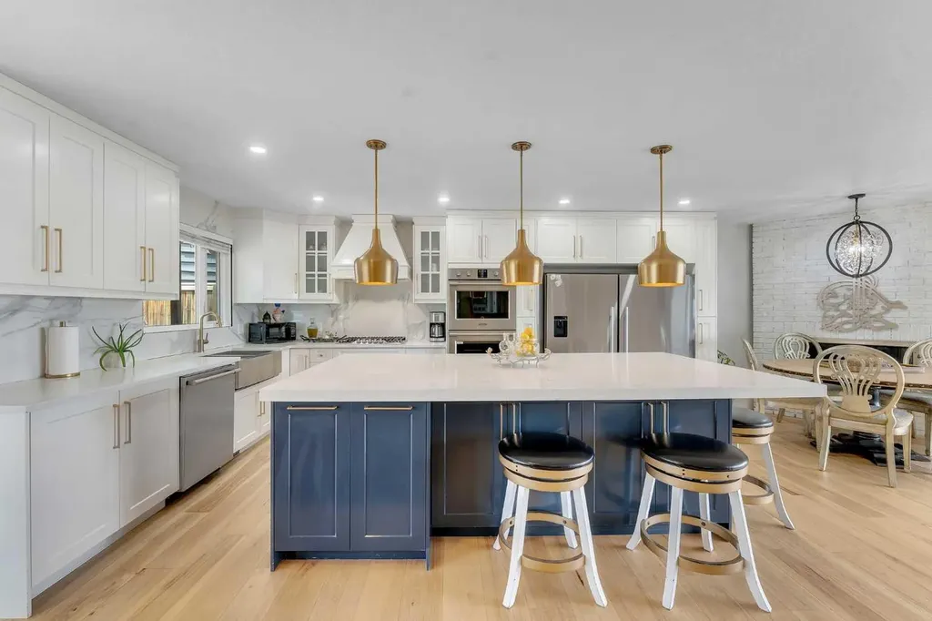 272 West Chestermere Drive Chestermere AB T1X 1B2