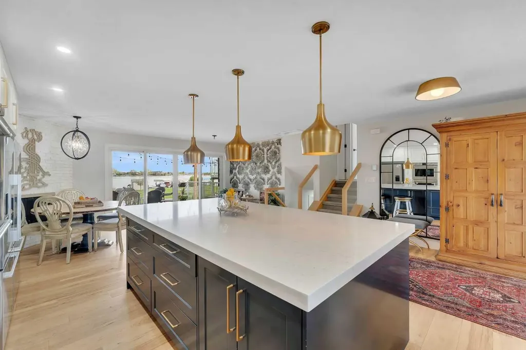 272 West Chestermere Drive Chestermere AB T1X 1B2